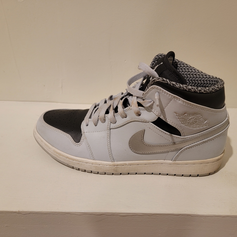 Nike Men's Black and White High-Top Sneakers